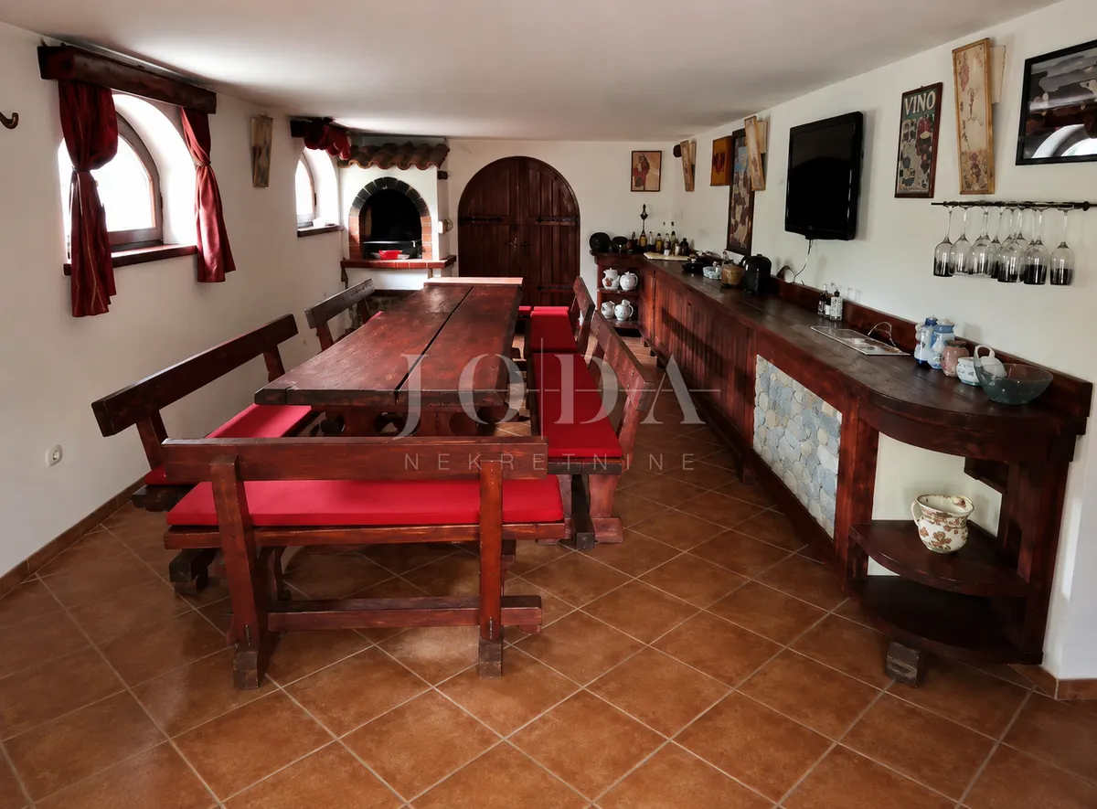 Kuća - Dobrinj, 310m2