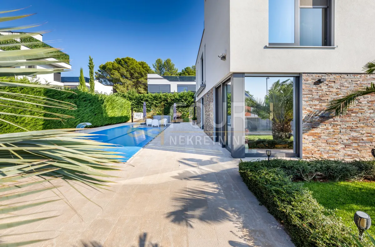 Kuća - Fažana, 330m2