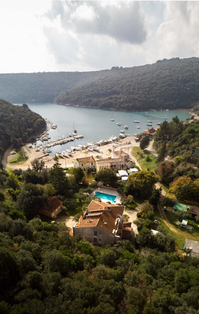 Poslovni Prostor - Pula, 1600m2