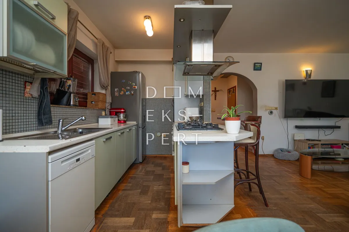 Kuća - Sesvete, 225m2