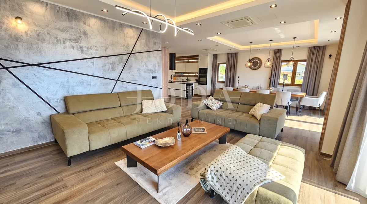 Kuća - Novi Vinodolski, 400m2