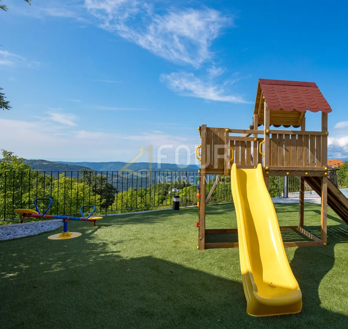 Kuća - Pazin - Okolica, 250m2