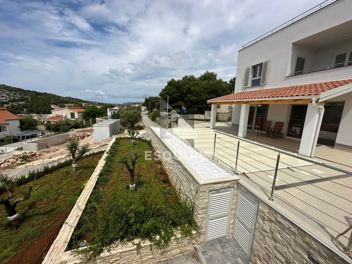 Kuća - Rogoznica, 300m2