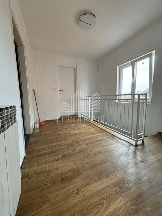 Kuća - Sesvete, 300m2
