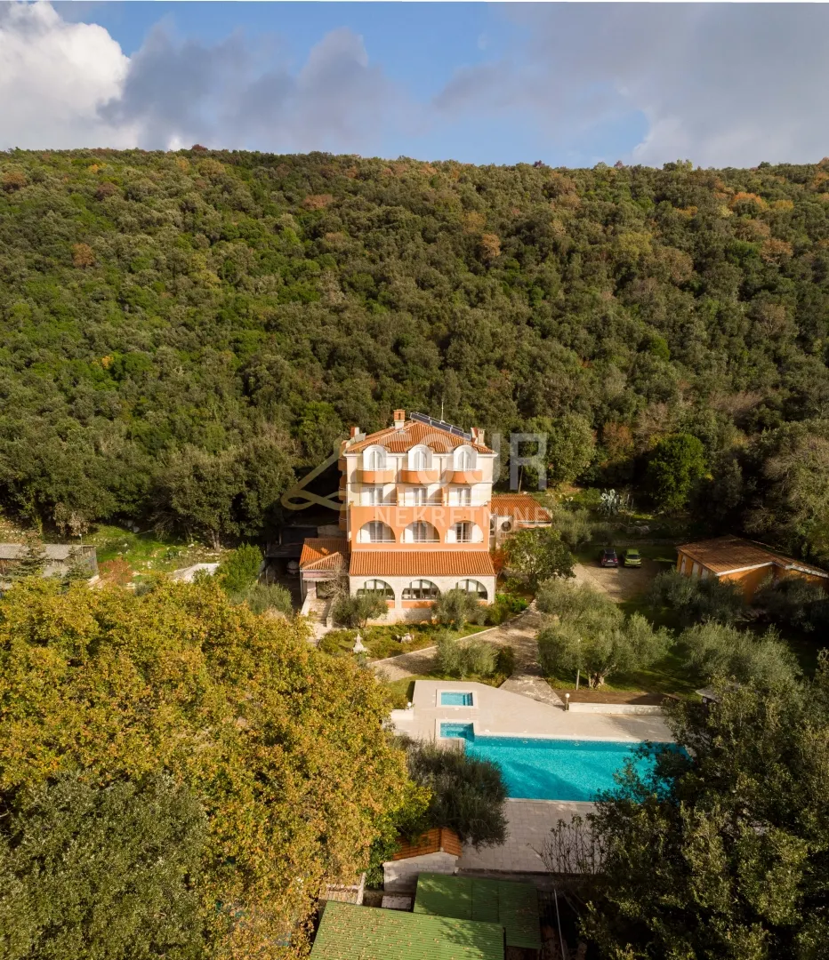 Poslovni Prostor - Pula, 1600m2