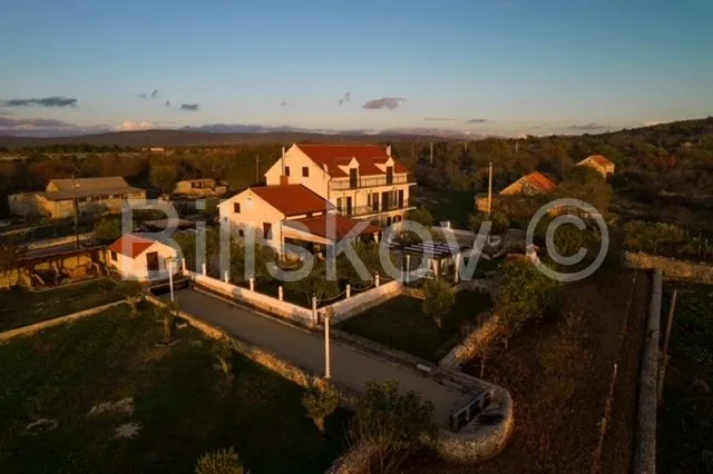 Kuća - Unešić, 340m2