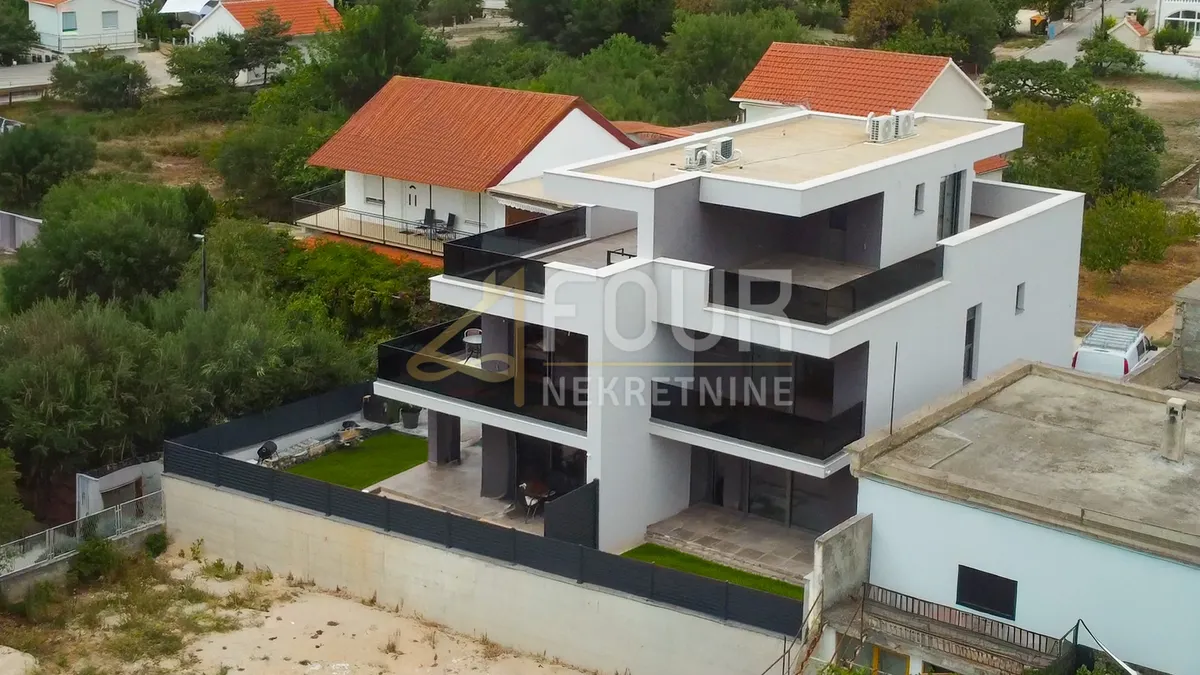 Kuća - Tribunj, 240m2