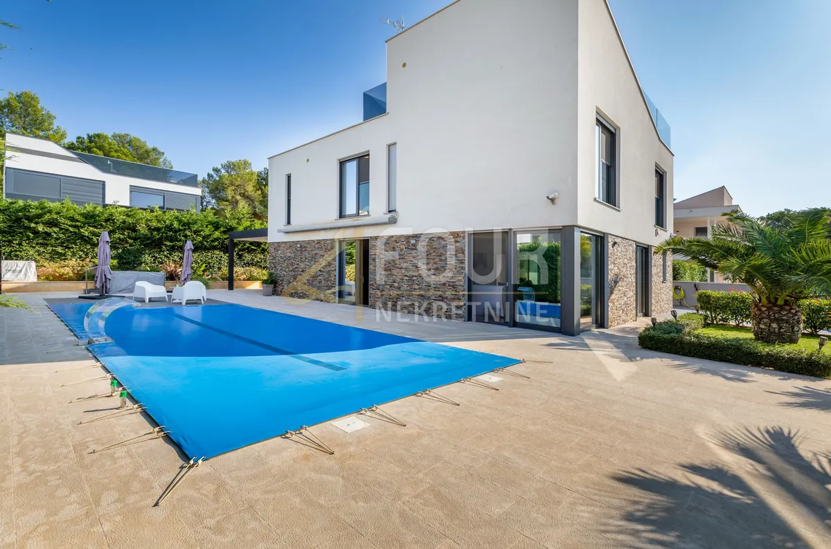 Kuća - Fažana, 330m2