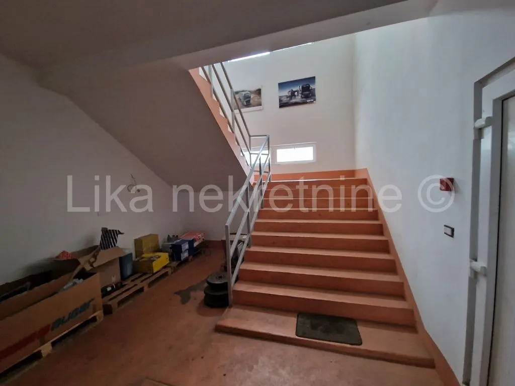 Poslovni Prostor - Otočac, 220m2