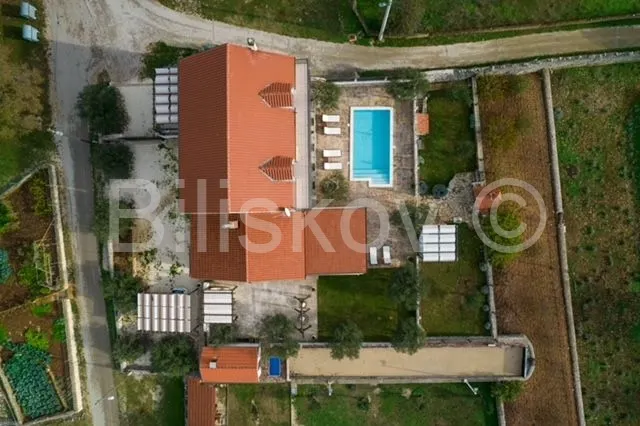 Kuća - Unešić, 340m2
