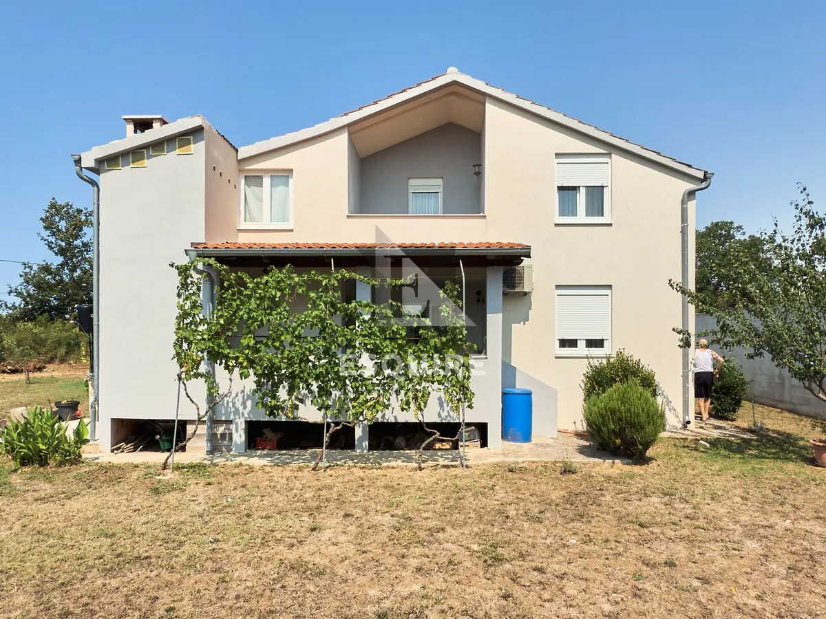 Kuća - Zemunik Donji, 250.51m2