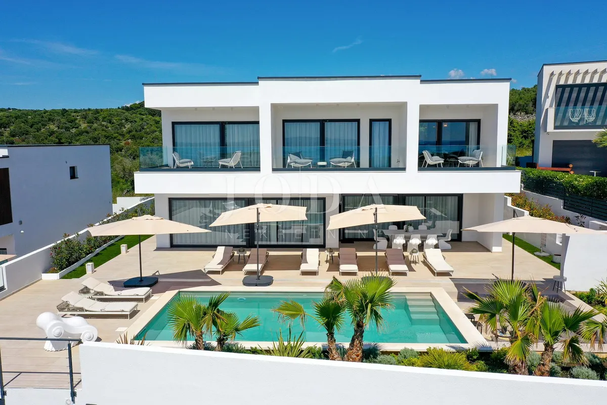 House - Novalja, 305m2