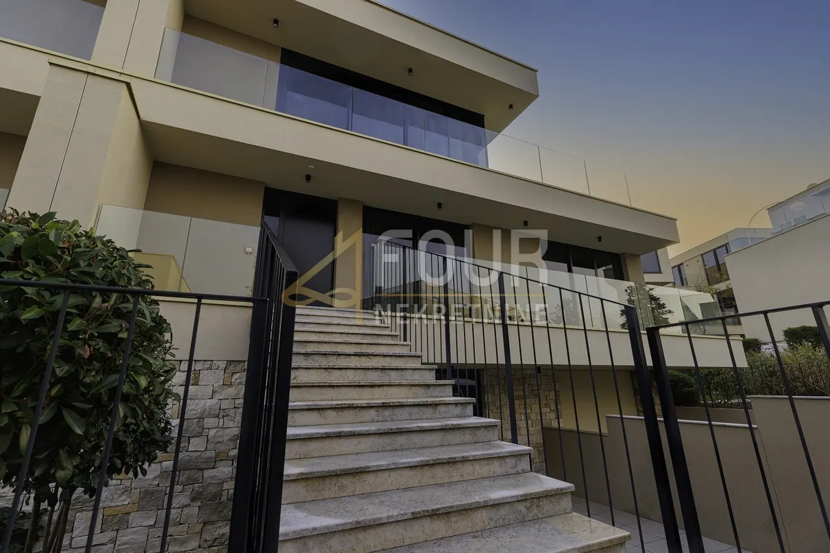 Kuća - Umag, 280m2