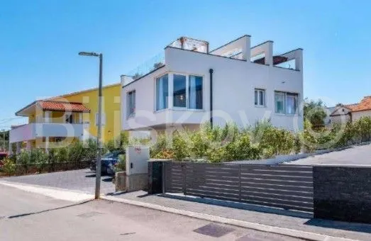 Kuća - Okrug, 200m2