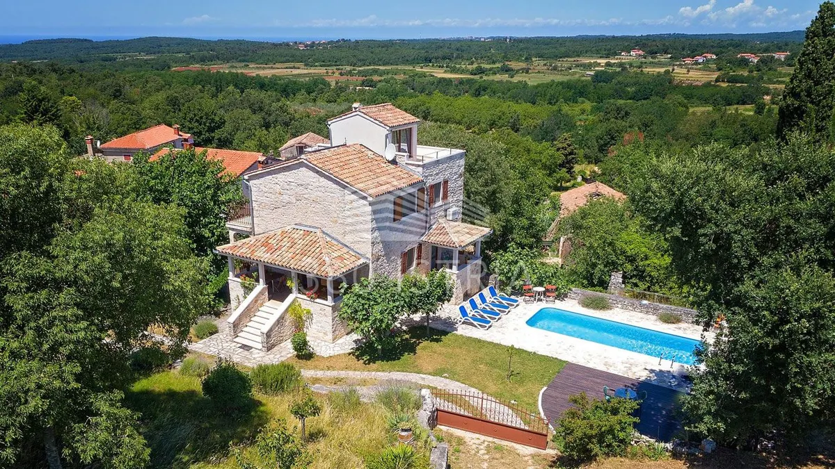 Kuća - Višnjan, 250m2