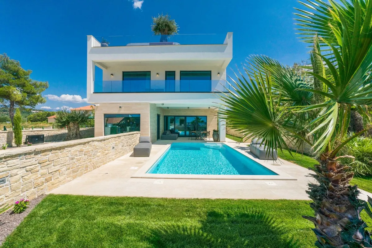 Kuća - Ražanac, 330m2